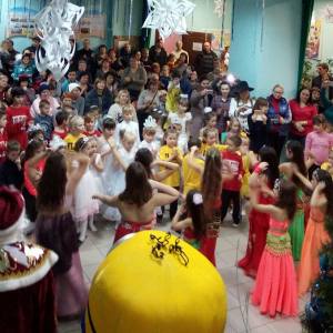 Колектив Тернівського будинку культури привітав жителів мікрорайону зі святами!