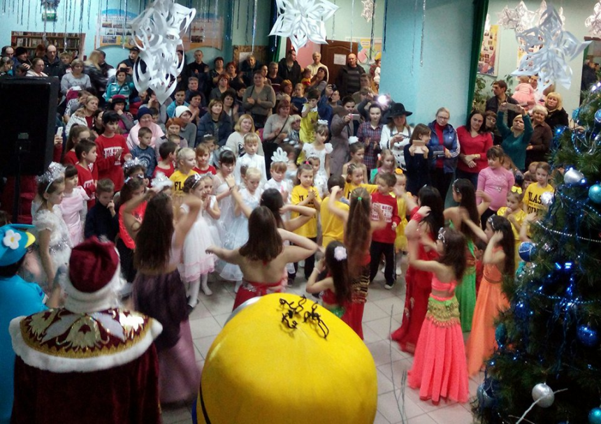 Колектив Тернівського будинку культури привітав жителів мікрорайону зі святами!