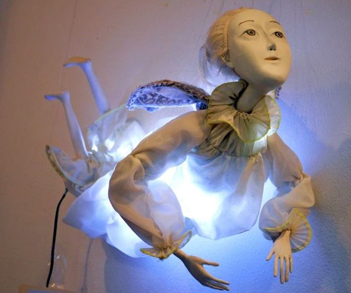 В галереї «На Спаській,45» представлені авторські ляльки та витинанки Олени Маркитан