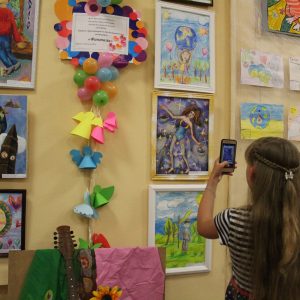 Прагнення миру діти Миколаєва  відобразили в патріотичних малюнках