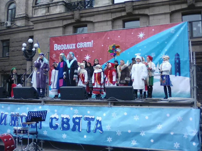 Артисти Великокорениського БК подарували містянам Різдвяний вертеп