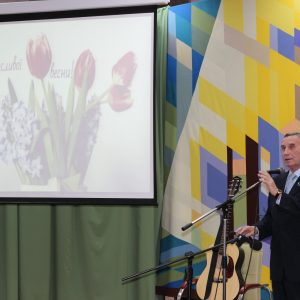 Миколаївський літератор і музикант Валерій Бабич привітав жінок зі святом весни