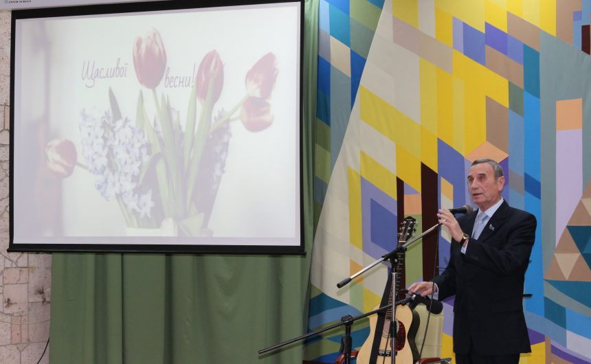 Миколаївський літератор і музикант Валерій Бабич привітав жінок зі святом весни