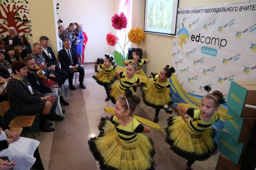 Зразковий ансамбль танцю “Водограй” ПК “Корабельний” став окрасою (не) конференції для освітян з усієї України