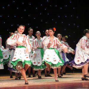 Танці, пісні, святкові сюрпризи: вихованці ДШМ №2 влаштували для мешканців Корабельного району концерт з нагоди Дня Святого Миколая