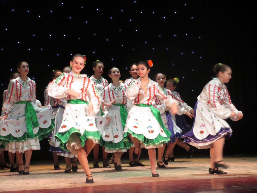 Танці, пісні, святкові сюрпризи: вихованці ДШМ №2 влаштували для мешканців Корабельного району концерт з нагоди Дня Святого Миколая