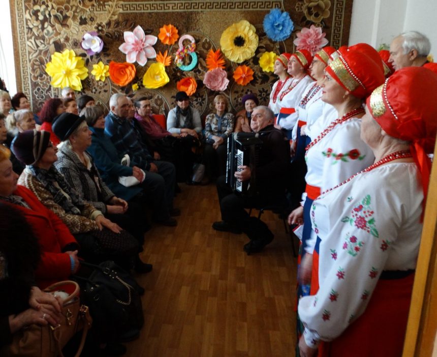 Артисти ММПК «Корабельний» привітали жінок з 8 березня