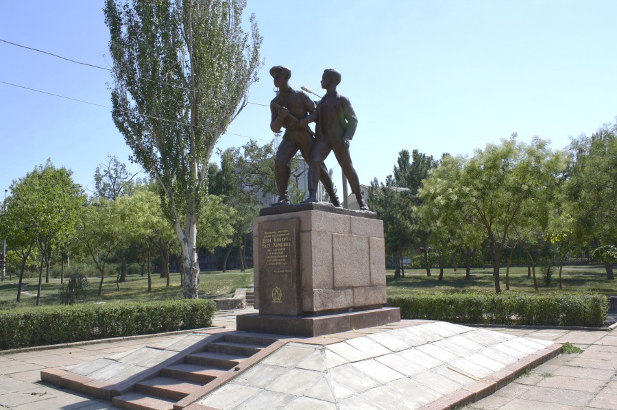 Пам’ятник юним героям В. Хоменку та Ш.Коберу