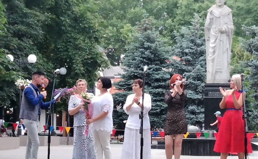 «Все буде добре в нашому житті»: на Соборній розпочалася акція до Дня Конституції України