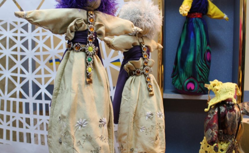 «Карнавал» буття: у бібліотеці імені Марка Кропивницького відкрилася персональна виставка лялькарки Ольги Дробишевої