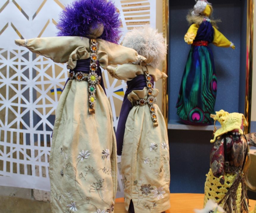 «Карнавал» буття: у бібліотеці імені Марка Кропивницького відкрилася персональна виставка лялькарки Ольги Дробишевої
