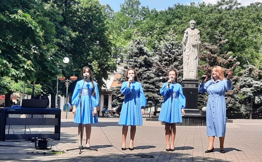 «Ми діти твої, Україно!»: вихованці дитячих музичних шкіл Миколаєва подарували містянам святковий концерт