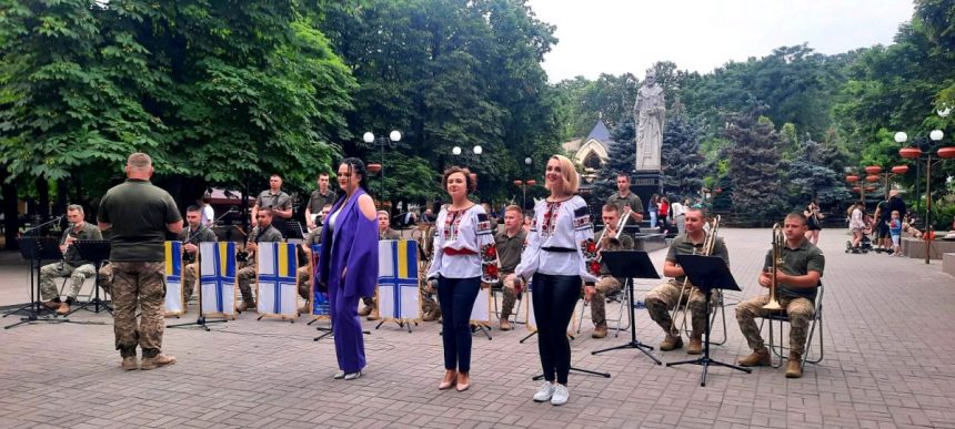 «Україна – це ми!»: у День Конституції України миколаївці долучилися до культурно-мистецької акції