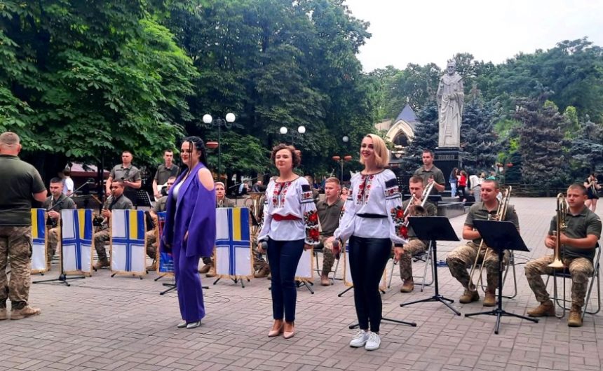 «Україна – це ми!»: у День Конституції України миколаївці долучилися до культурно-мистецької акції
