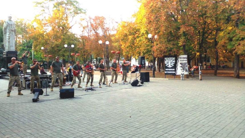 Бадьоро та патріотично: минулої суботи миколаївців вітали музиканти Військового оркестру 93-ї окремої механізованої бригади «Холодний Яр»