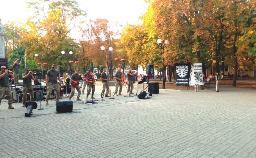 Бадьоро та патріотично: минулої суботи миколаївців вітали музиканти Військового оркестру 93-ї окремої механізованої бригади «Холодний Яр»