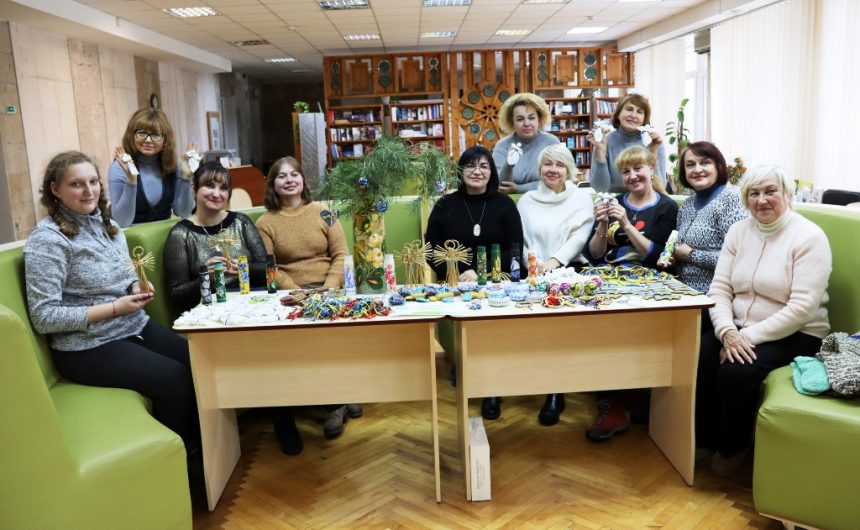 До Дня Збройних Сил України: у бібліотеці імені Марка Кропивницького створювали сувеніри для захисників