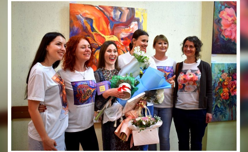 «Нехай квітне моя Україна»: у бібліотеці імені Шури Кобера і Віті Хоменка відкрилась персональна виставка миколаївської мисткині Наталії Румянцевої