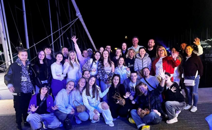 Миколаївцям аплодують європейці: творчі колективи ММПК «Молодіжний» виступили на сцені французького міста Нарбонн Миколаївцям аплодують європейці: творчі колективи ММПК «Молодіжний» виступили на сцені французького міста Нарбонн